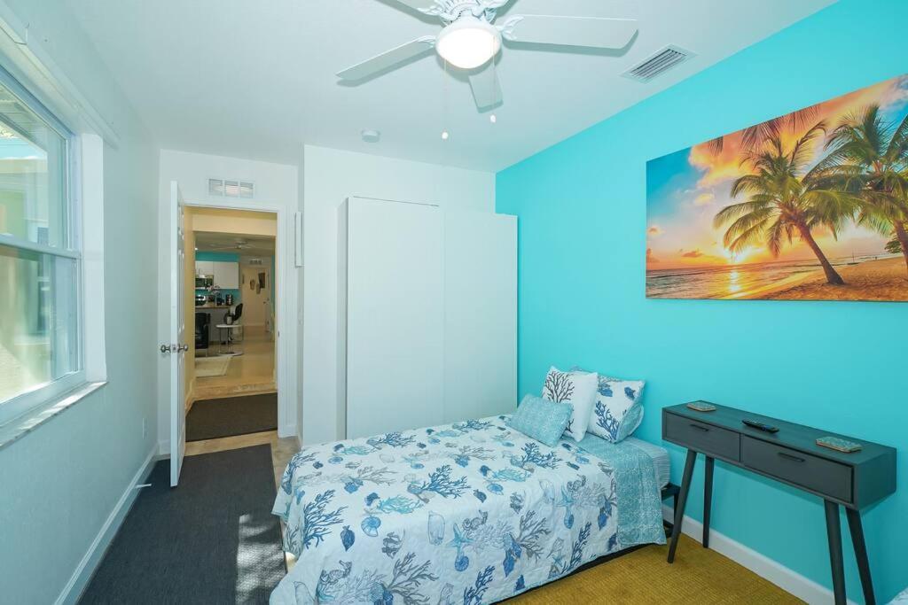 Appartamento Modern, Fresh - Only 3 Miles To The Beach! Sarasota Esterno foto