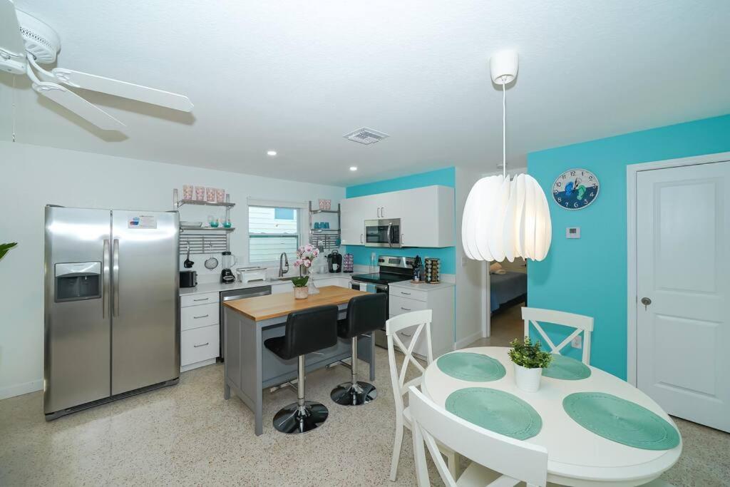 Appartamento Modern, Fresh - Only 3 Miles To The Beach! Sarasota Esterno foto