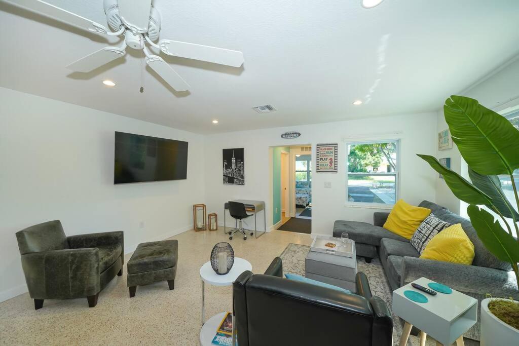 Appartamento Modern, Fresh - Only 3 Miles To The Beach! Sarasota Esterno foto