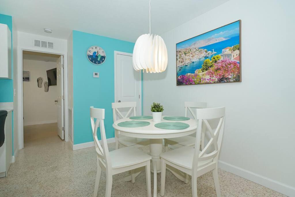 Appartamento Modern, Fresh - Only 3 Miles To The Beach! Sarasota Esterno foto