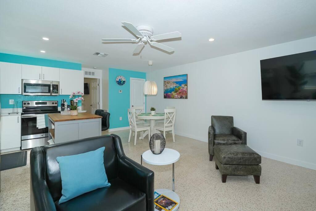 Appartamento Modern, Fresh - Only 3 Miles To The Beach! Sarasota Esterno foto